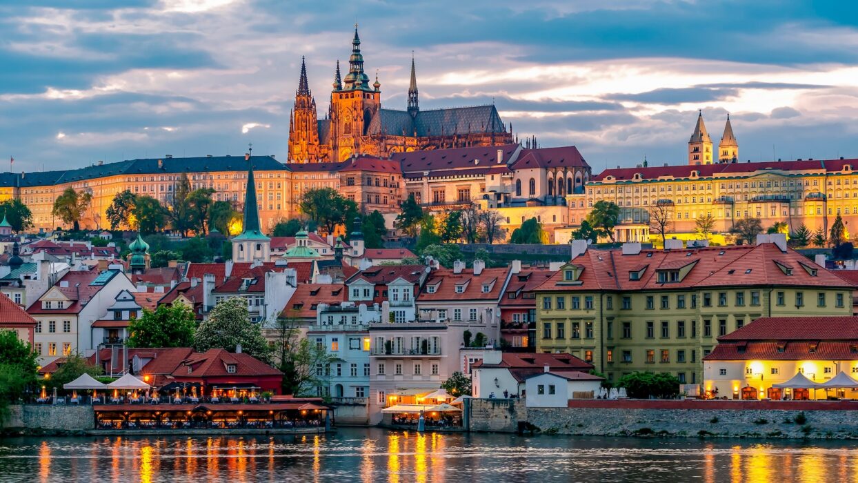 Prague,Castle,With,St.,Vitus,Cathedral,Over,Lesser,Town,(mala